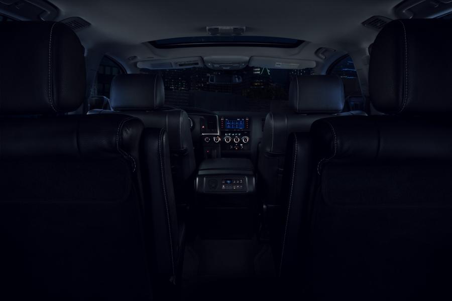 Интерьер Toyota Sequoia Nightshade 2020 года  (фото 5 из 8)